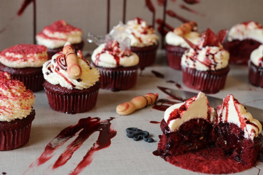 Red Velvet Cupcakes mit blutiger Lavafüllung