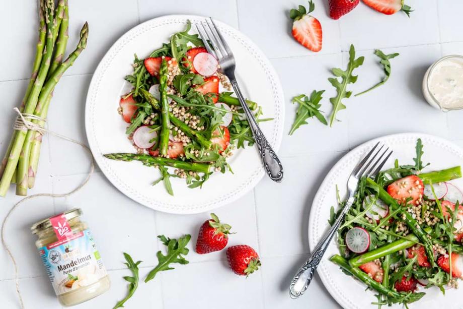 Buchweizensalat mit Spargel und Erdbeeren