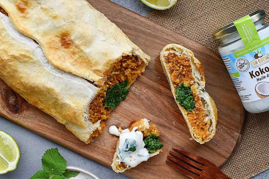 Vegane Hackfleisch-Couscous-Rolle mit Minzjoghurt