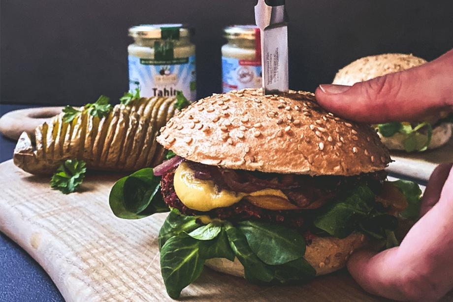 Veganer Rote-Beete-Burger mit Mandelmus & Tahin