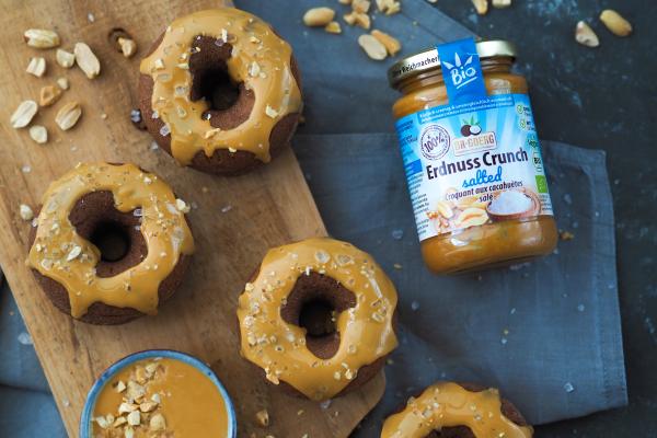 Schoko-Donuts mit Salted-Peanut-Topping