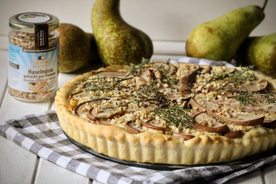 Herzhafte Käse-Birnen-Tarte mit Haselnüssen
