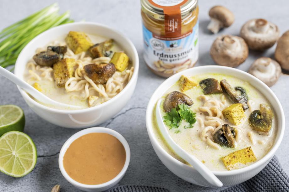 Vegane Ramen-Bowl mit Kokos-Erdnuss-Sauce