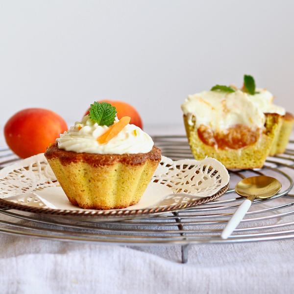 Magdalenas de coco y albaricoque con glaseado de naranja
