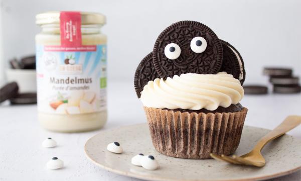 Fledermaus-Cupcakes mit Mandelmus-Frosting zu Halloween