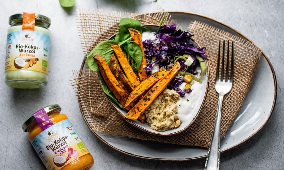Bunte Süßkartoffel-Bowl mit Kokosmilch und Hummus
