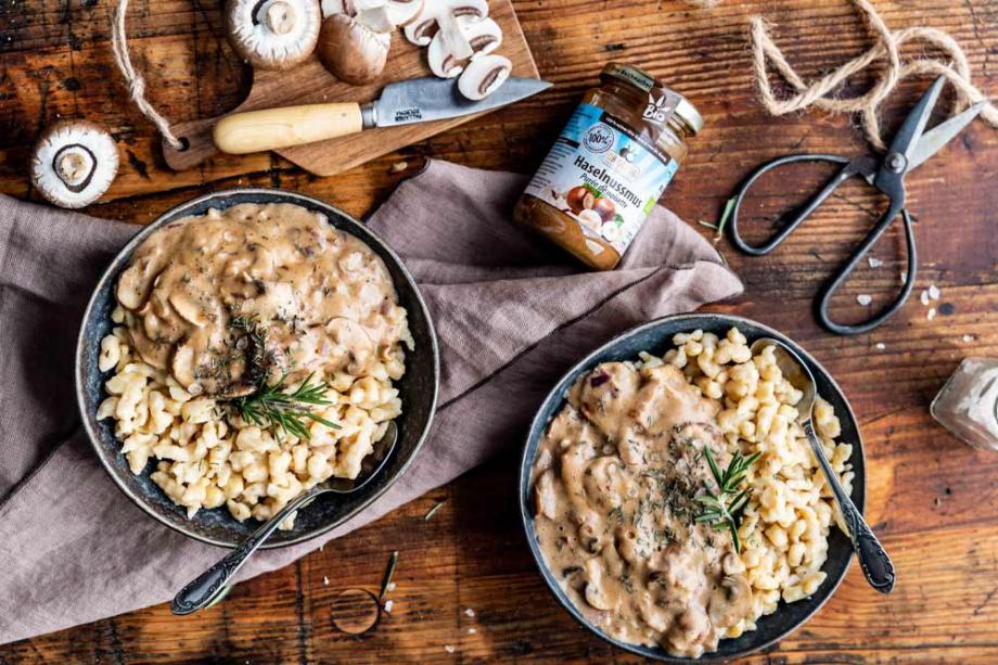 Vegane Nussspätzle mit gebratenen Pilzen und Käsesoße