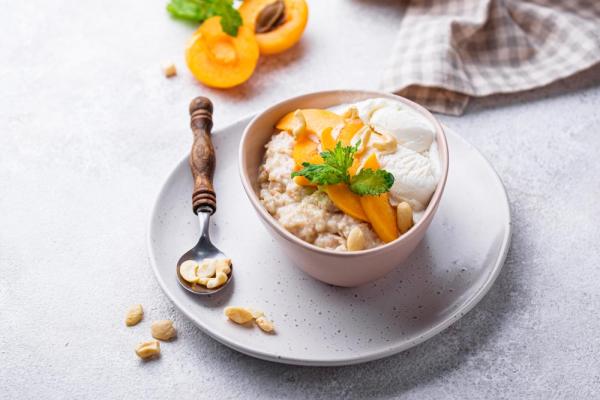 Milchreis mit Aprikose und Kokoseis