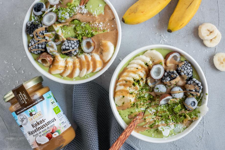 Grüne Matcha-Smoothie-Bowl