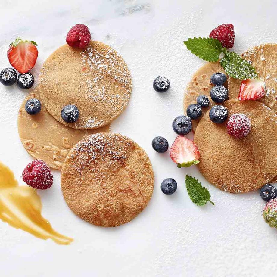 Kokospfannkuchen auf frischen Beeren