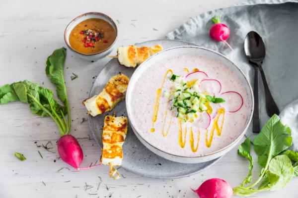 Kokos-Radieschen-Suppe mit Halloumi-Spießen & Curry-Nuss-Dip