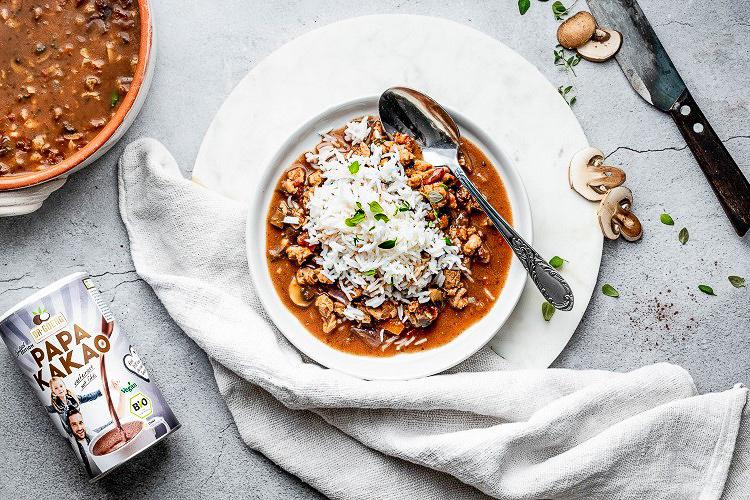 Veganer Kokos-Gulasch mit Reisberg und Papa Kakao
