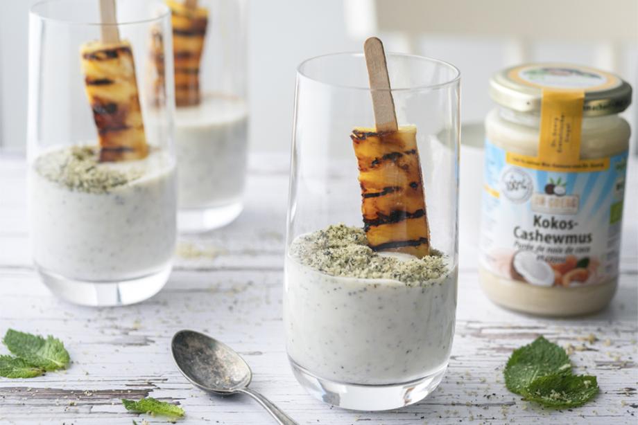 Grill-Ananas mit Kokos-Cashew-Minzjoghurt