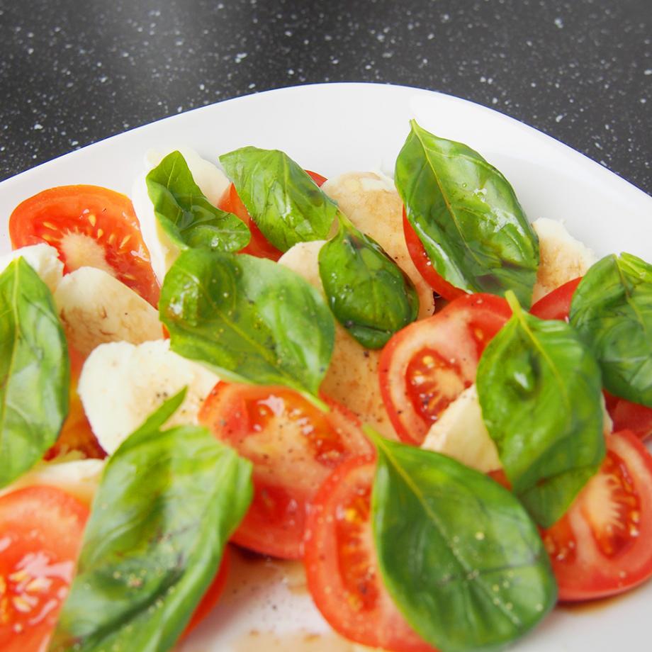 Tomate-Mozzarella mit Bio-Olivenölzubereitung Tomate extra nativ