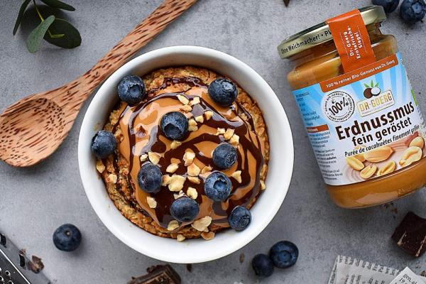 Baked Oatmeal mit Erdnuss & Banane