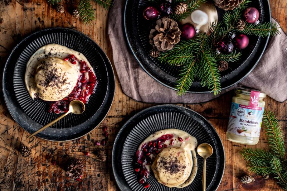 Süßer Mini-Germknödel mit Mandelsoße und Preiselbeeren