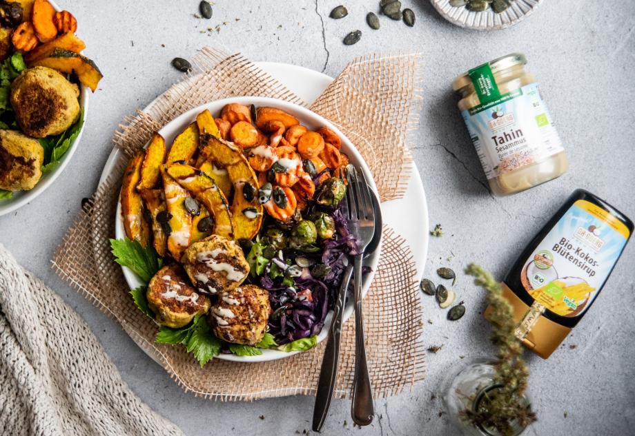 Bunte Bowl mit Kürbisfalafel aus dem Ofen