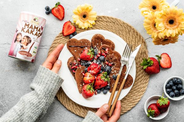 Schoko-Herz-Pancakes mit Früchten