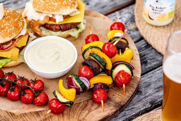 Grill-Gemüse-Spieße mit Cashew-Tahin-Dip