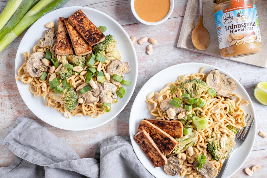 Bami Goreng mit gebratenem Tempeh und Kokos-Erdnuss-Dip
