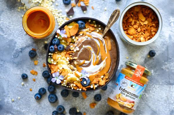 Schoko-Karamell-Nicecream mit Kokos-Chips