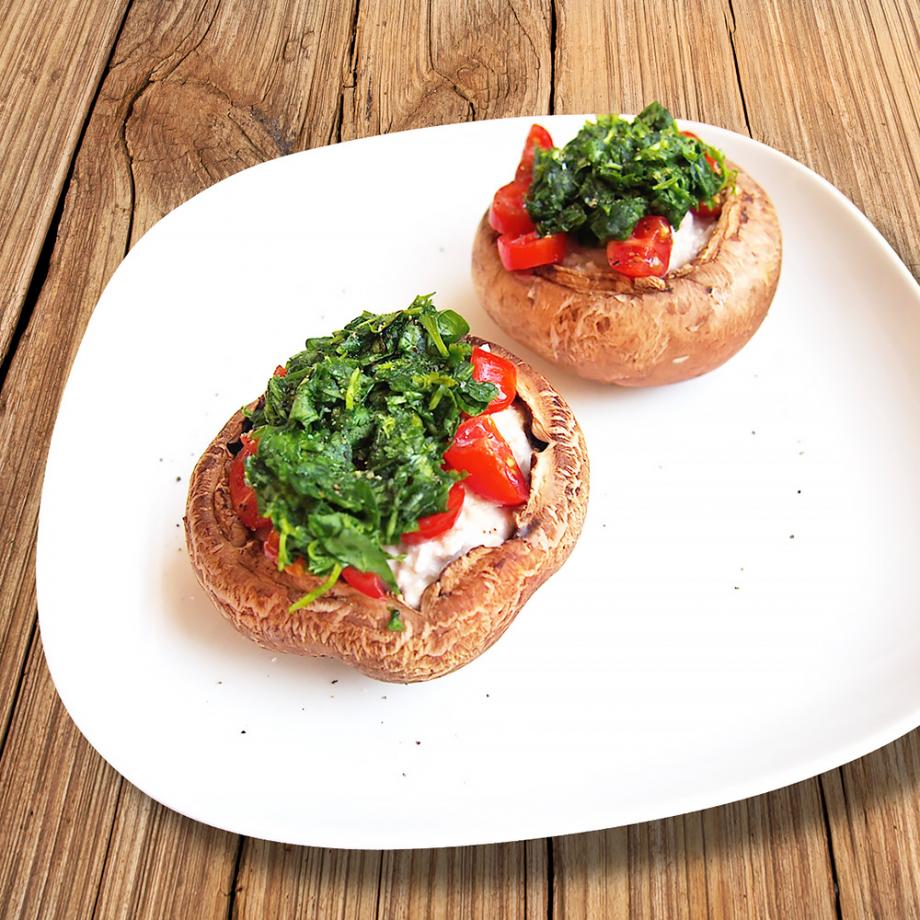 Roh-vegane gefüllte Portobello-Pilze