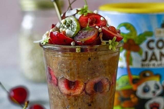 Schoko-Chia Overnight-Oats mit Datteln und Früchten