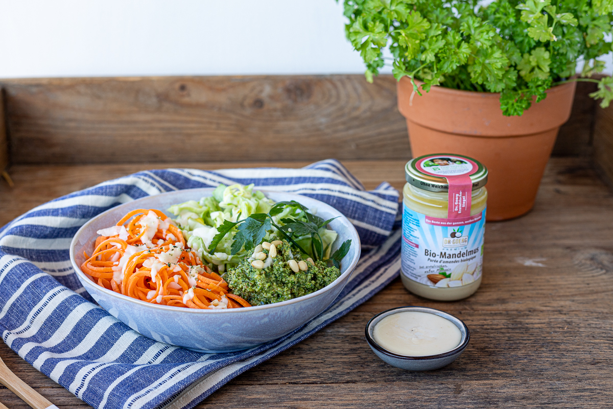 Vegane Salad Bowl mit Mandel-Dressing | Dr. Goerg